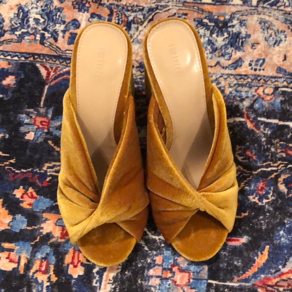 70s vintage style velvet block heels.
